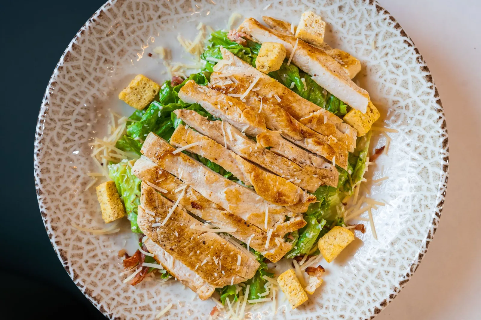 Ensalada César con pollo a la plancha