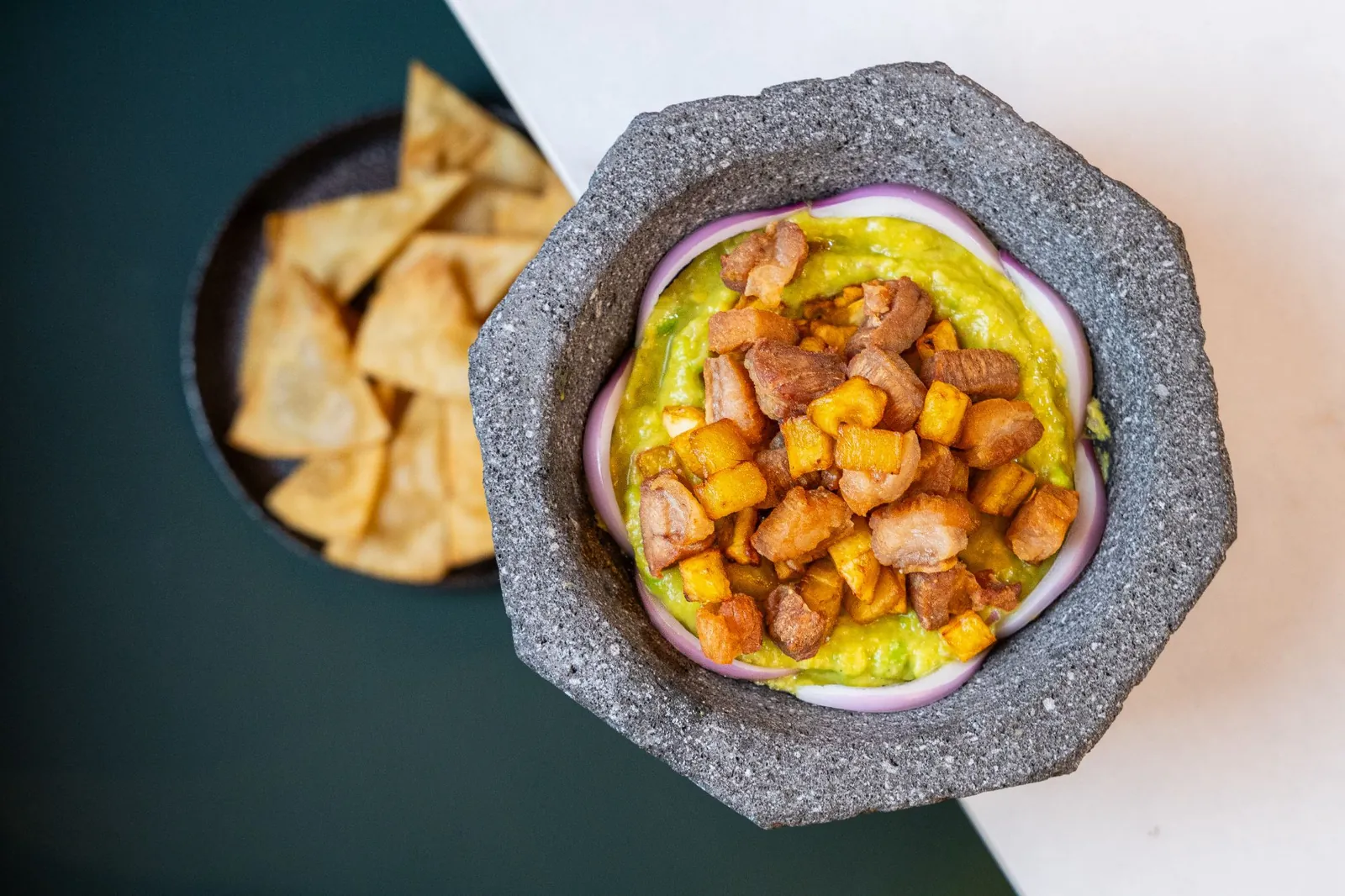 Molcajete de guacamole con chicharrón y maduro