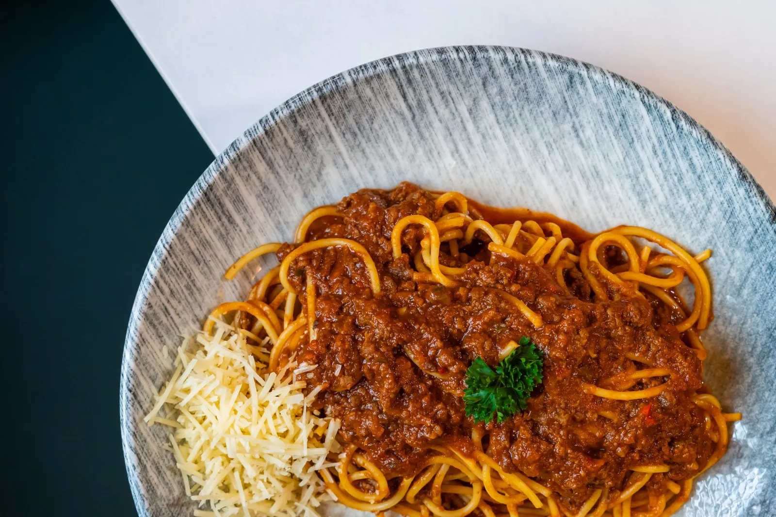 Espaguetis a la boloñesa con parmesano