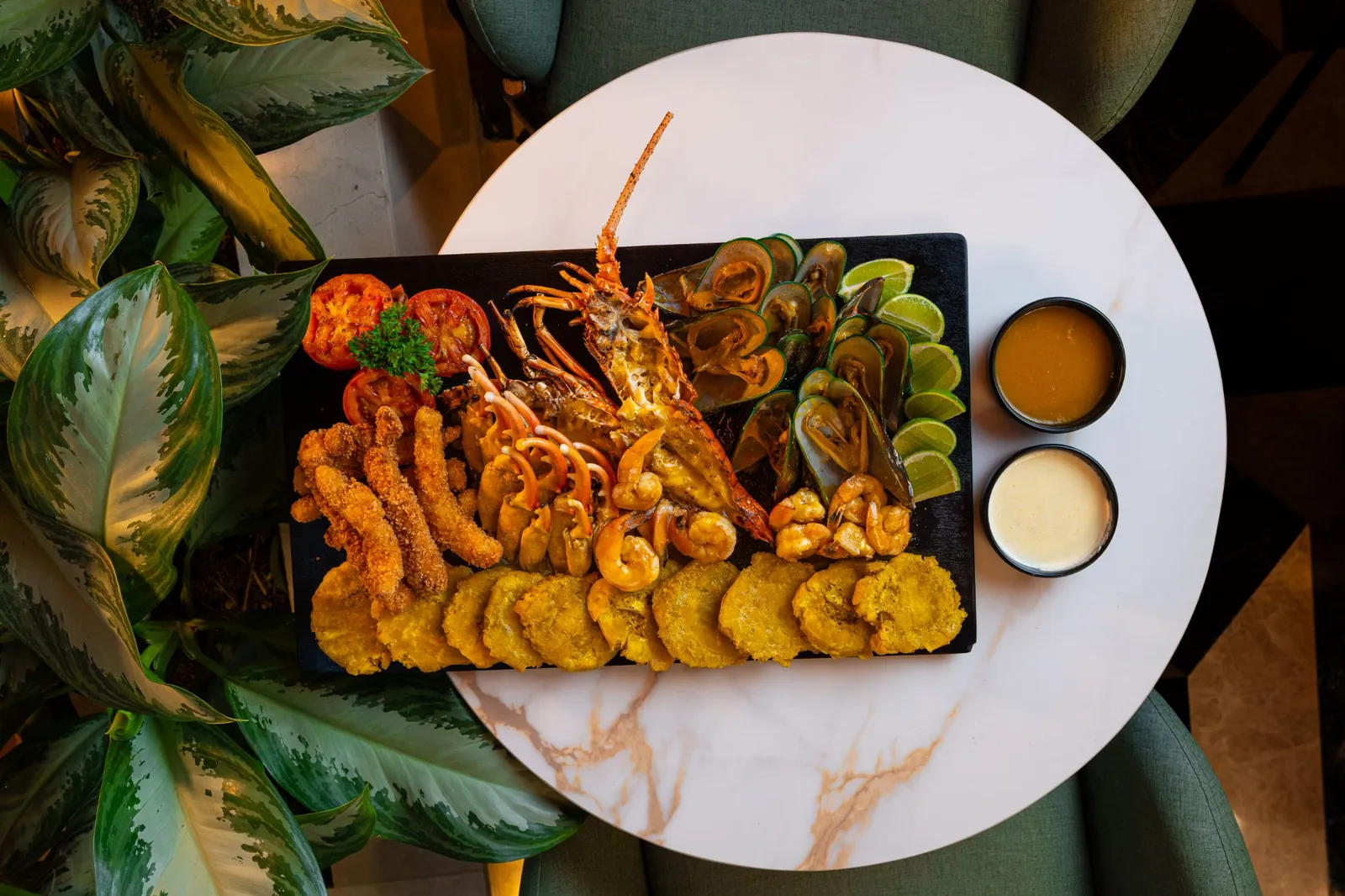 Bandeja de mariscos con langosta, mejillones y patacones