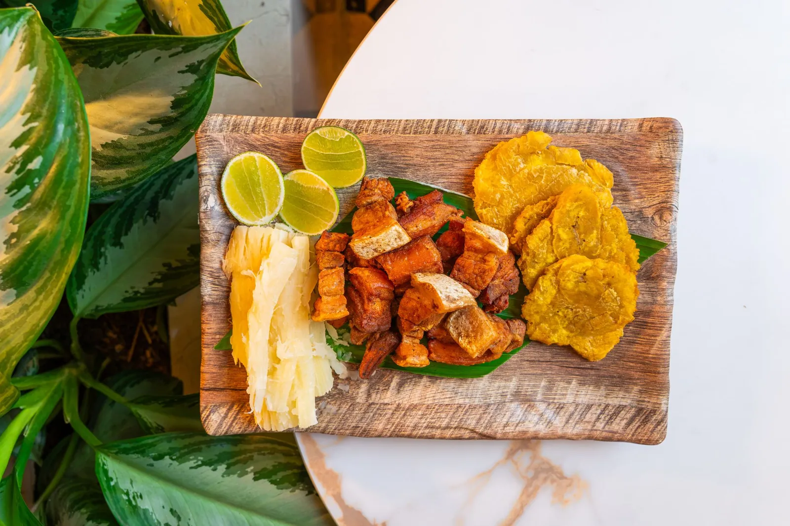 Picada de chicharrón con patacones, queso y limón