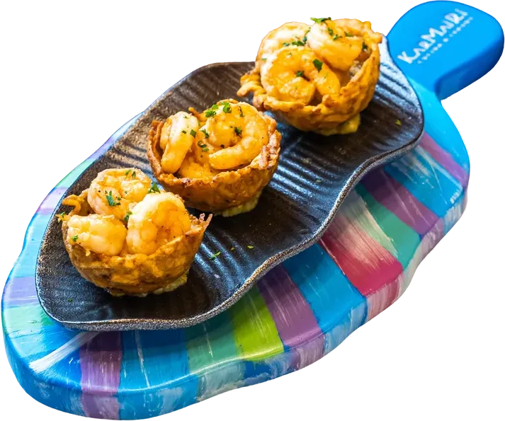 Patacón baskets with shrimp