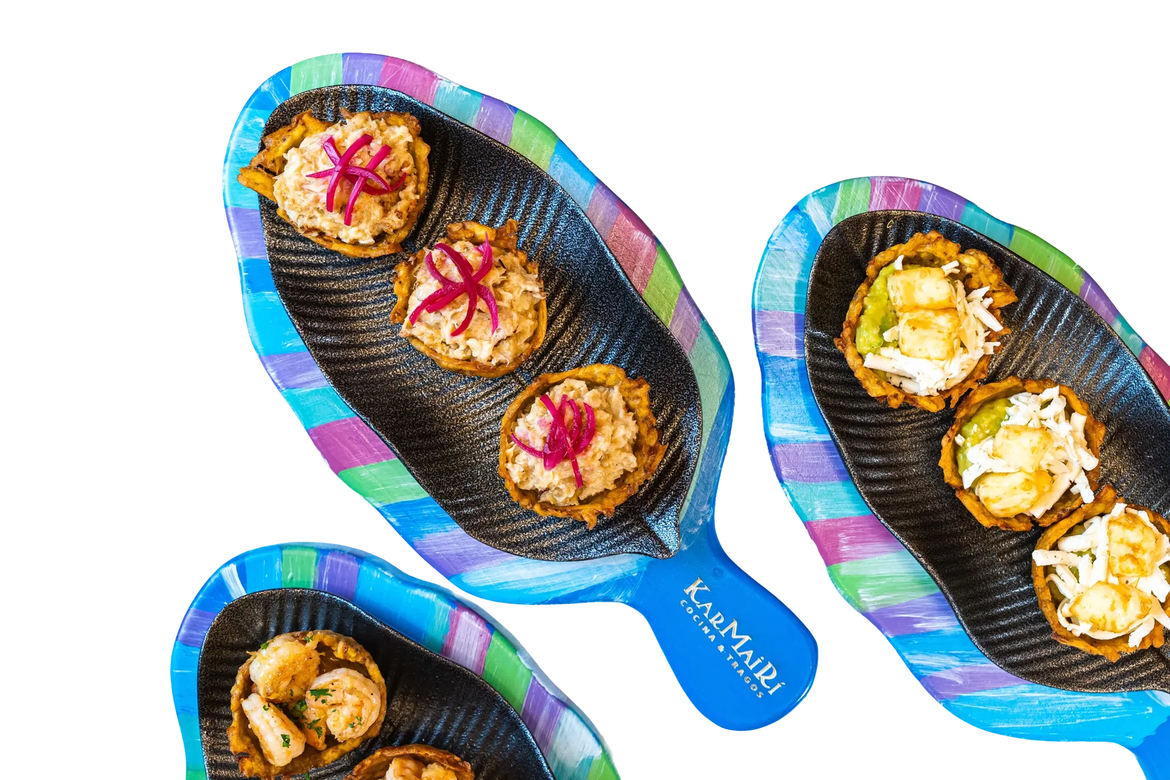 Canastas de patacón con cangrejo, aguacate y camarones sobre tablas de colores