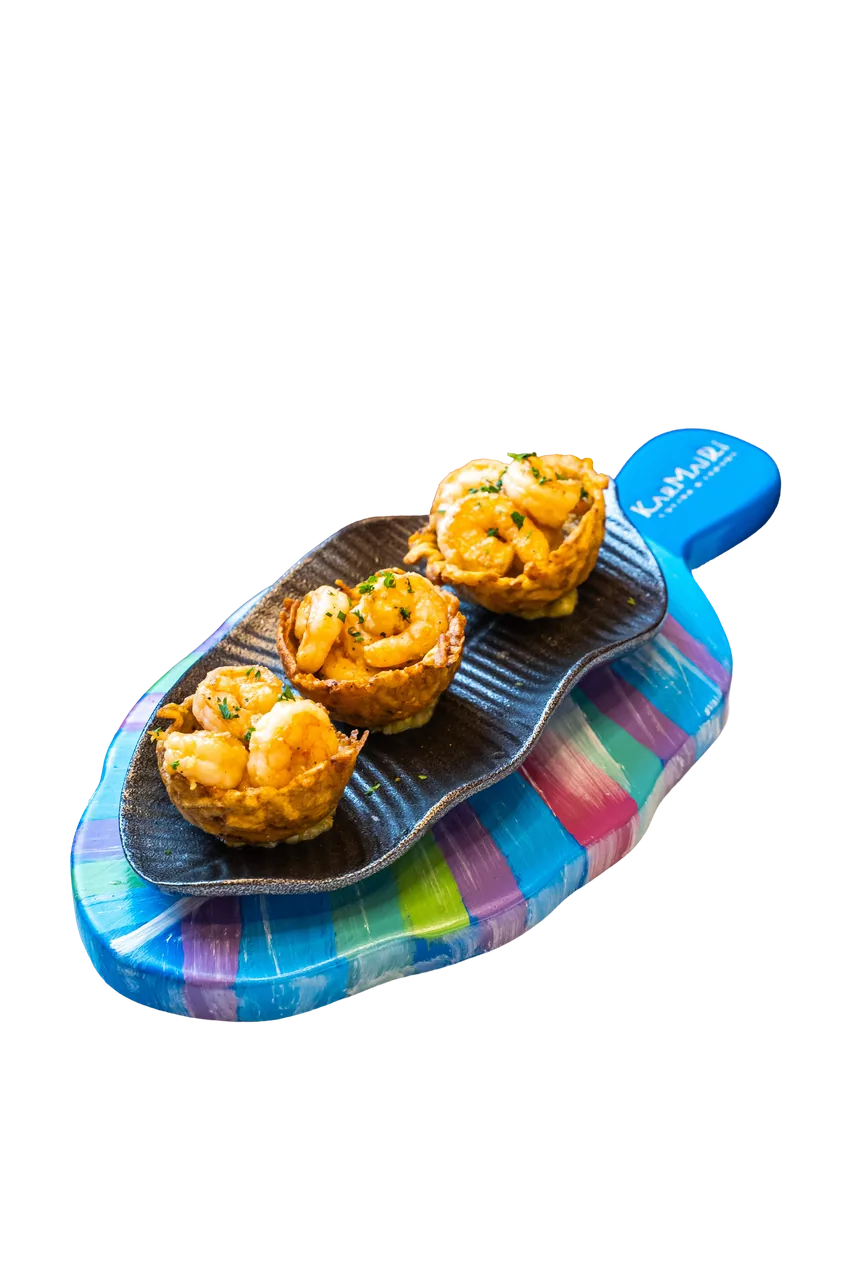 Canastas de patacón con camarones sobre tabla de colores KarMaiRí