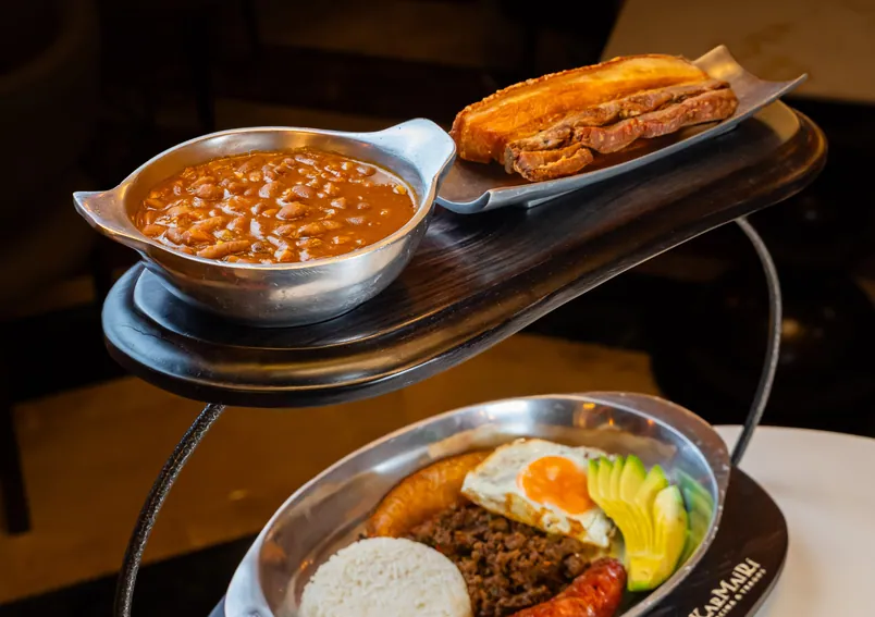 Plato típico con fríjoles, chicharrón, huevo y aguacate