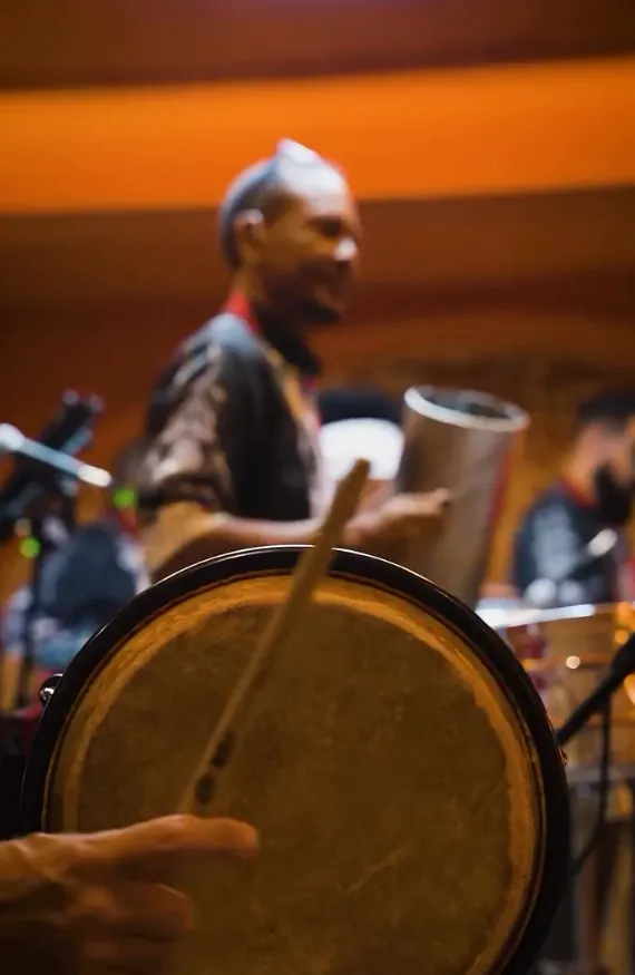 Musicians playing live in the KarMaiRí dining room