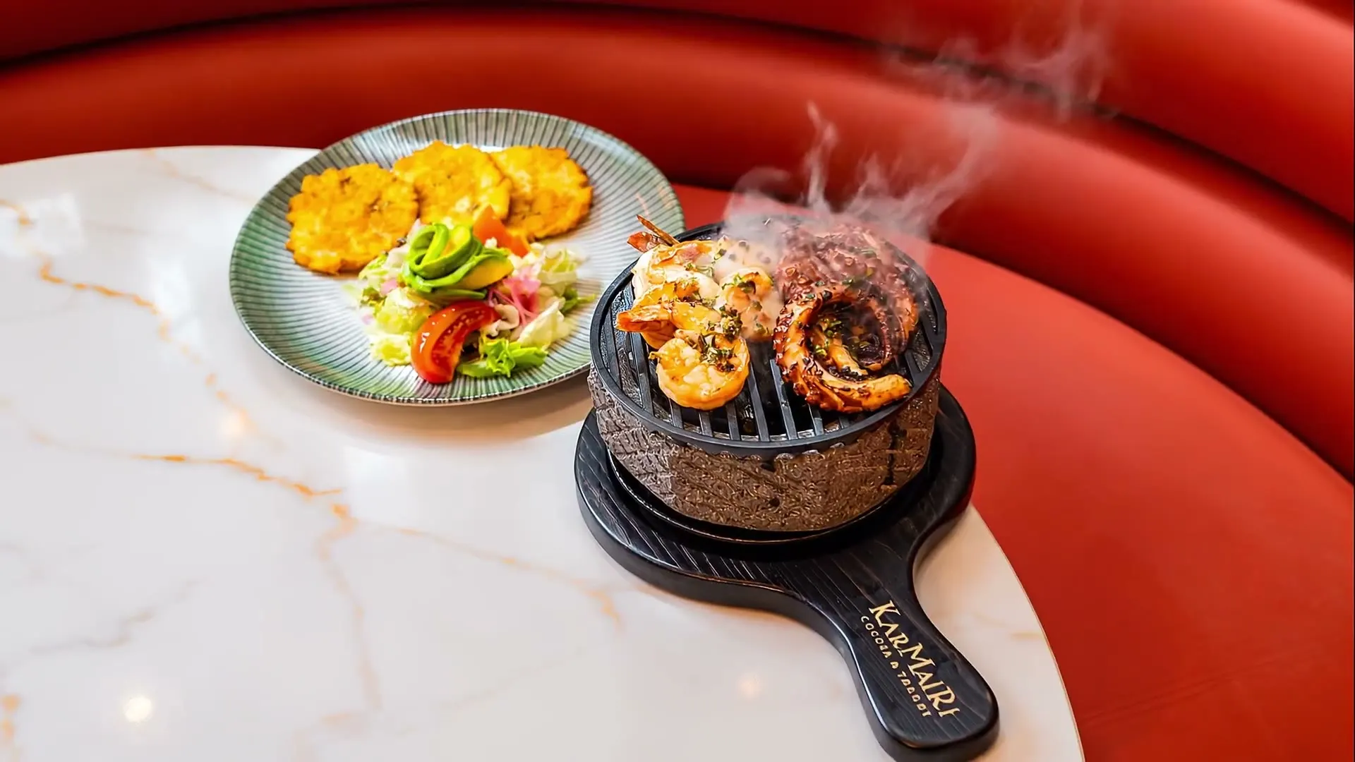 Pulpo y langostinos a la brasa en su parrilla de mesa